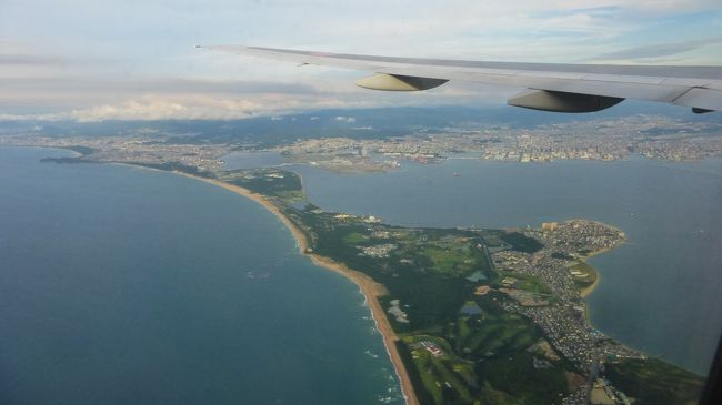 ここ数年、毎年一回、以前住んでいた東中野のクリニックに通っているのですが、今年は７月に行けず、９月になってしまいました。<br /><br />昨年は、航空運賃が安かったジェットスター利用、成田２泊中に東中野に行ったのですが、今回は仕事の関係で１泊しか出来なかった為、久し振りにＡＮＡのダイナミックパッケージ（飛行機＋ホテル）である旅作利用で行きました。<br /><br />当初は、ＪＡＬのダイナミックパッケージ利用で行きたかったのですが、このダイナミックパッケージは、ＡＮＡの方が安い場合が多く、今回もＡＮＡの方が結構安かった為、久し振りのＡＮＡ利用となりました。<br /><br />私の選んだ往復の飛行機の便＋エリア（東京・横浜）の色んなホテルを検索すると、ビジネスホテル、高級ホテルを選んでも、３，０８００円均一の料金設定が多く、その中で当初は、横浜ロイヤルパークホテル泊で予約しました。<br /><br />しかし、その後、横浜に泊まってもなぁ（以前、横浜市内にも住んでいた為です…）とか、東京～横浜間の移動の事も考えると、横浜ロイヤルパークホテル泊も魅力薄になって来た為、一旦キャンセルしました。<br /><br />そこで再度都内で詳しく検索した所、京急ＥＸイン品川駅前の、禁煙スタンダードダブルルーム（３０㎡）利用、ＡＮＡマイル２，０００マイル付きプランが、３２，５００円であったのです。また、シングルルーム（２４㎡）の喫煙ルームであれば、同じ２，０００マイル付きプランで、３，０８００円だったのですが、禁煙ルームがなかった為、若干高くはなるものの、禁煙スタンダードダブルルーム（３０㎡）利用で再予約したのです。<br /><br />この京急ＥＸイン品川駅前は、２０１０年９月３０日に閉業した、シティホテルであった、ホテルパシフィック東京の建物内部を簡易改装し、ビジネスホテルとして、２０１１年４月２９日にリブランドオープンしたホテルです。<br /><br />パシフィックホテル東京時から興味はあったものの泊まる機会はなく、今回はＡＮＡマイル２，０００マイル付きも決め手になり、このホテルを選びました。<br /><br /><br />今回の日程は下記の通りです。<br /><br /><br />９月１２日（月）<br /><br />福岡　０７：００－ＡＮＡ２４０－羽田　０８：４０<br /><br />京急ＥＸイン品川駅前泊（ＡＮＡマイル２，０００マイル付きプラン：朝食なし）<br /><br /><br />９月１３日（火）<br /><br />羽田　１５：４５－ＡＮＡ２６１－福岡　１７：３５<br /><br /><br /><br />復路の羽田～福岡間搭乗時の様子です。