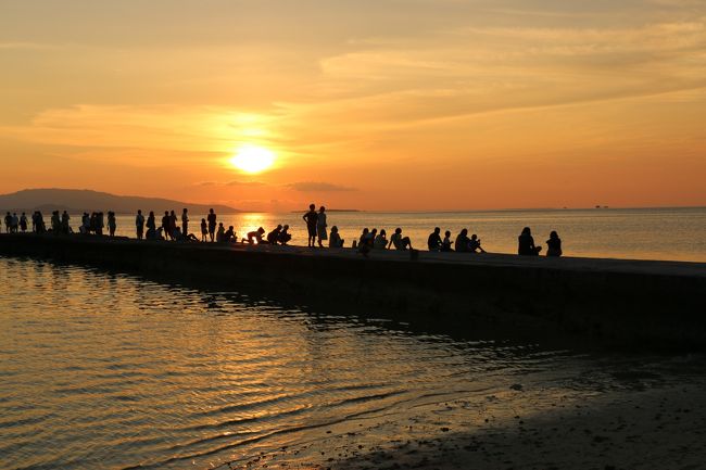 沖縄本島、昨年10月の宮古島に続いて、ようやく念願の石垣島へ。<br /><br />宮古島から帰宅後、早速主人が計画し、早割で2月には予約。<br />7月は、台風もかなり心配でしたが、そこは晴れ男の主人のおかげか<br />最高のお天気に恵まれ、家族全員元気で、行き当たりばったりの八重山諸島巡り（石垣島・竹富島・小浜島・黒島）をする事が出来ました。<br />よろしかったら、行き当たりばったりの旅行記ご覧下さい。<br /><br />　1日目　羽田～那覇経由～石垣島泊<br />　<br />　2日目　石垣島内観光（玉取崎展望台～石垣島サンセットビーチ～川平<br />　　　　　湾）石垣島泊<br /><br />　3日目　石垣島～竹富島観光（水牛車観光～コンドイビーチ）竹富島泊<br /><br />　4日目　竹富島観光（カイジ浜）～石垣島～小浜島観光（シュガーロード～こはぐら荘～細崎～大岳）～石垣島泊<br /><br />　5日目　石垣島～黒島（仲本海岸）～石垣島泊<br /><br />　6日目　石垣島～那覇経由～羽田<br /><br /><br /><br />　昨年の宮古島旅行記もご覧いただければ幸いです。<br /><br />　<br />　2015年　宮古島編①　　http://4travel.jp/travelogue/11082930<br /><br />　2015年　宮古島編②　　http://4travel.jp/travelogue/11104905