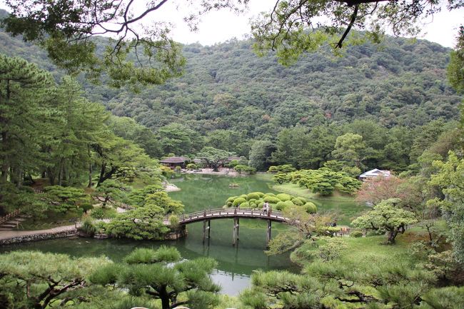 9/23-(2)<br /><br />小雨のなか、栗林公園に到着！３大名園（水戸偕楽園・金沢兼六園・岡山後楽園）に劣らない素敵な公園でした。小雨が降ったりやんだり・・・といった天気でしたが、それはそれで落ち着いた感じの日本庭園を満喫できてよかったです。<br /><br /><br />=====2016年シルバーウィーク旅行の概要=====<br /><br />9/22　岡山県総社市の鬼ノ城（きのじょう）→香川県丸亀市の丸亀城<br /><br />9/23　琴平町の金毘羅詣で→高松・栗林公園、高松城跡→鳴門市の大塚美術館<br /><br />9/24　祖谷渓観光（かずら橋・第二かずら橋・落合集落・小便小僧・大歩危遊覧船）、別子銅山産業遺産 <br /><br />9/25　今治城→今治タオル博物館→しまなみ海道（サイクリングは雨だったので止めました）<br />