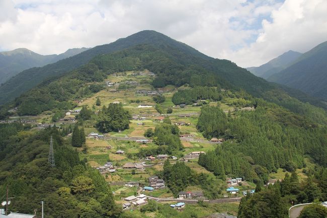 9/24-(1)  祖谷渓観光<br /><br />祖谷渓温泉「ホテル秘境の湯」に宿泊して、旅の疲れを取り、24日は祖谷渓をドライブ！祖谷のかずら橋、奥祖谷の第二かずら橋、かかしの集落、落合集落、小便小僧を見て、大歩危遊覧船に乗船。<br />緑多い四国山地を満喫！<br /><br />小便小僧近くに外国人観光客（60歳くらいのご夫妻）が座っていました。<br />確か昨日同じ旅館に泊まっていた…と思ったので、声をかけてみたらまさにそう。<br />観光スポットということでバスで来たけど、帰りのバスまであと1時間30分あるから待っている！というので、車で旅館まで送ってあげました。<br />途中「ひの字渓谷」でカメラタイムも！<br />フランス・ボルドーから15日の日本旅行だそうです。<br />日本好きで毎年来ていると！ともお話していました。<br />旅館に到着したら「メルシーボークゥ」と何度も言われました。<br />ちょっといいことした気分～！<br />さらに日本が好きになってくれたらいいな！<br /><br /><br />=====2016年シルバーウィーク旅行の概要=====<br /><br />9/22　岡山県総社市の鬼ノ城（きのじょう）→香川県丸亀市の丸亀城<br /><br />9/23　琴平町の金毘羅詣で→高松・栗林公園、高松城跡→鳴門市の大塚美術館<br /><br />9/24　祖谷渓観光（かずら橋・第二かずら橋・落合集落・小便小僧・大歩危遊覧船）、別子銅山産業遺産 <br /><br />9/25　今治城→今治タオル博物館→しまなみ海道（サイクリングは雨だったので止めました）<br />