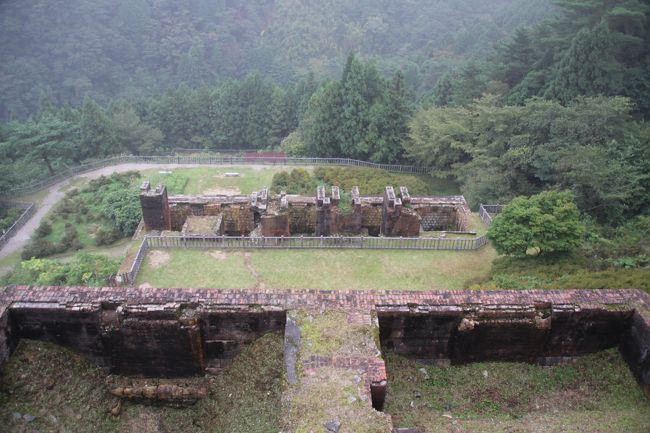 9/24-(2) 別子銅山産業遺産 <br /><br />祖谷渓からこの日の宿泊地、今治に向かう途中になんと、『東洋のマチュピチュ』があるというではないですか！せっかくなので行ってみました！<br />マイントピア別子に到着したのが、16:30過ぎ…。<br />すでに観光バスは終わっていたので、自分で運転して行きました。<br />道路は狭いので、昼間に行く方は観光バスに乗ることをお勧めします。<br />（私が訪問した夕方5時近くにはほとんど車はなかったので、なんとか運転できましたが、運転が上手な方でないと厳しいです。）<br />『東平貯鉱庫跡』『東平索道停車場跡』くらいしか見学できませんでした。<br />明治時代にこのような施設がこのような山の上にできる日本人の底力に感心しました。<br /><br /><br />=====2016年シルバーウィーク旅行の概要=====<br /><br />9/22　岡山県総社市の鬼ノ城（きのじょう）→香川県丸亀市の丸亀城<br /><br />9/23　琴平町の金毘羅詣で→高松・栗林公園、高松城跡→鳴門市の大塚美術館<br /><br />9/24　祖谷渓観光（かずら橋・第二かずら橋・落合集落・小便小僧・大歩危遊覧船）、別子銅山産業遺産 <br /><br />9/25　今治城→今治タオル博物館→しまなみ海道（サイクリングは雨だったので止めました）<br />