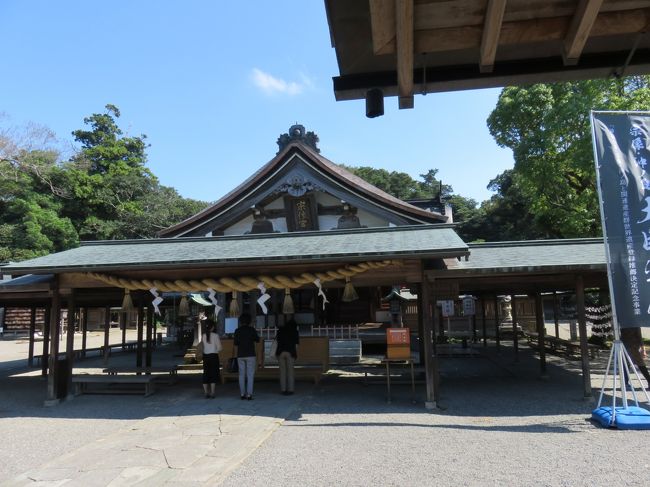 福岡県の宗像大社は一度も訪問したことがなかったが、最近、世界文化遺産登録を目指しているとのことで、注目が集まっている。九州復興割引のついたバスツアーがあるということで、今日、行って来た。自分で行こうとすると結構面倒なところにあるのだが、お陰で、日帰りで主要な場所を廻ることができた。下関駅近くから出発し、宗像市の神湊港までバスで移動し、それからフェリーで大島に向かった。ここには沖ノ島にある沖津宮の遥拝所があり、普通は上陸できない沖の島に向かって参拝するところだ。で、大島には、中津宮があり、そこを参拝。それが終わると、再びフェリーで宗像市の神湊港に戻り、バスで辺津宮に参拝するという手順を踏んだ。宗像大社はこの三か所を参拝するのが正しい参拝なのだ。もっとも略式もあるようだが。。。<br /><br />私は書物の上では若い時に「古事記」を現代語訳の助けを借りて、一読しているが、すっかり忘れている。今回、関連個所を再読した。天照大御神とスサノオノ命との間には３女神と５男神が生まれるが、沖津宮と中津宮と辺津宮はその３女神を祭っているのだ。宗像は、「古事記」(次田真幸全訳注版。講談社学術文庫）では、胸形（むなかた）君とあり、海女系の豪族で、宗像神社の神主になった人だとのこと。沖ノ島、大島と宗像市は朝鮮半島との往来のルートにある。実際、最後に訪問した神宝館は、沖ノ島から発掘された国宝を中心の展示だったが、ざっと見て、土器や陶器、石材の細工を除けば、恐らく、多くは朝鮮半島経由で持ち込まれたものであろうと思う。鉄はよく知られているように朝鮮半島南部の伽耶からだろう。ただ、九州等に到着後、小さくして、細工したものなどは、日本で工作したものだろうか。。。<br /><br />細かく説明を読んだわけではないが、ざっと読んだところ、個々の展示品にはどこで製作されたかについては、ほとんど言及がない。沖ノ島の番号付けされた場所で出土したというような説明だけだ。伝宗像大社というのもあったが。。。なお、撮影は館内は一切禁止だとのこと。説明パネルだけでも撮影したいと思ったが、ともかく一切駄目とのこと。。。ペンなどでメモさえも取りにくい制限がかけてあったので、記憶でしか、感想が語れないのがむなしい。。。入場券は１２００円券が、団体なので千円だったが。。。それでも安くない。。<br />