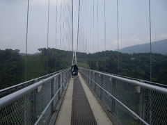 九重夢つり大橋で滝と渓谷を眺め、揺られながら歩く。