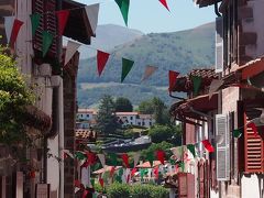 2016年8月　スペイン、フランス　合わせて　5泊　　日程　詰め詰め　暑々の旅　（１７）　バスクの街　サン・ジャン・ピエ・ド・ポー　バスクのお祭りは　GOGOTIK　男性合唱団　集結