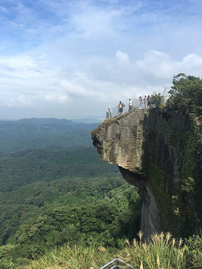 千葉県、房総半島の鋸山へ。<br /><br />インディ・ジョーンズに出てきそうな、岩肌が切り立った迷宮のような場所がいくつも。<br /><br />日本寺の石像を鑑賞した後は、保田で海鮮ランチ。<br /><br />仕上げは木更津のアウトレットでお買い物〜♪