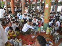 雨季だけど昼間は晴れのプノンペン４、プノン・タマウ寺院の信者はエキサイティング