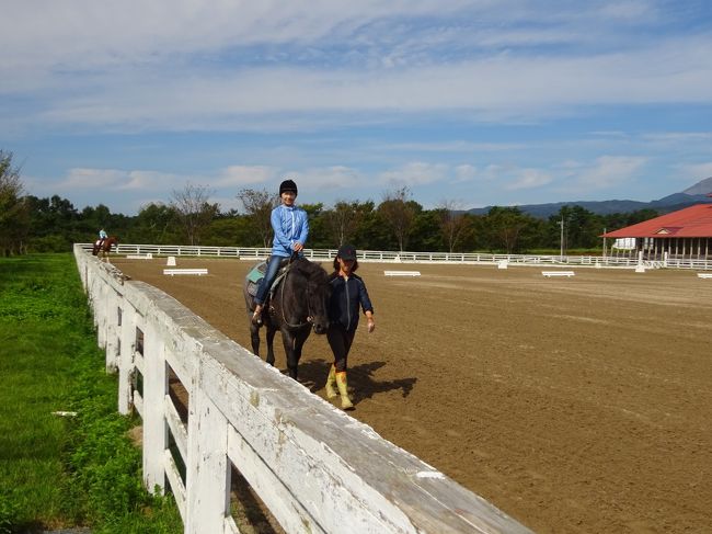 蒜山はきれいです。広々といていますので空気もおいしい感じ。でも少し馬糞臭いかも。今回は乗馬体験をしました。まちこちゃんに乗せてもらって15分の乗馬です。結構左右に揺れるので、前後に体を動かすといいと言われ、やってみたらいい感じ。