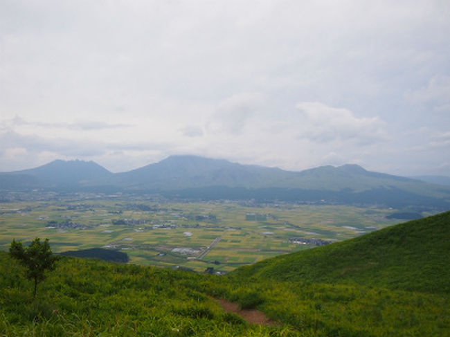 熊本地震が起こってから約4ヶ月後。<br />九州ふっこう割を使って熊本阿蘇へ行ってきました。<br /><br />車で阿蘇五岳をぐるりと一周しながら<br />観光スポットに寄ったりしました。