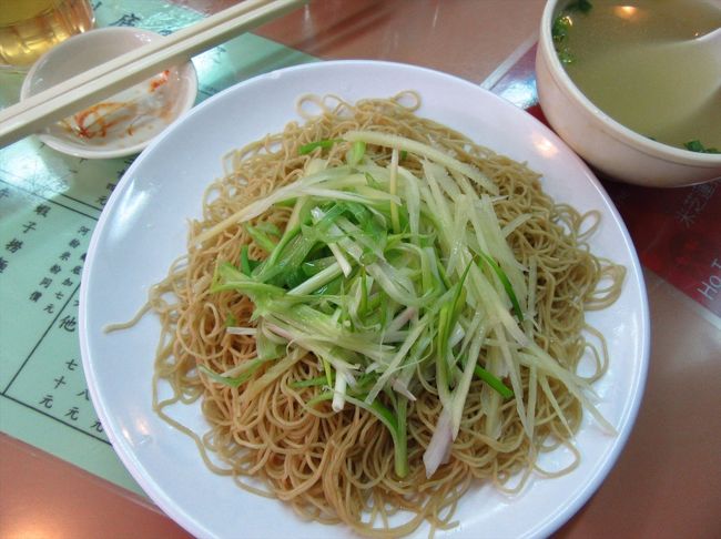 まずはミニバスに乗って元朗へ。<br />好到底麺家で前回食べて気に入った<br />薑葱撈麺を食べました。<br /><br />そのあとバスで荃灣に移動。<br />朝食べている饅頭が無くなったので<br />川龍街に買いに行きました。<br />そのほか、カシューナッツ、生餃子、<br />葱（？）まで購入して帰ってきました。<br /><br />帰りの落馬洲管制站で観光局の方が<br />アンケートをやっていて、私が日本人<br />だと言ったら、アンケートに答えてほしい<br />と言われたので、答えました。<br /><br />今回の目的は…ショッピング。<br />ほかにしたことは…食事。<br />どれぐらいの頻度で香港に行くか…2回以上？<br />どこに住んでいるか…中国深セン<br />などなど。<br /><br />ショッピングで何を買ったのか<br />聞かれなくてよかったです。<br />まさか饅頭と餃子と葱…とは<br />言いづらいですから…(^^;)<br /><br />とても日本語が上手な女性で<br />さくさくと質問事項を読み上げてくれて<br />すぐにアンケート終了。<br />日本語上手ですねと言ったら、<br />仕事がら色んな言語を話せないと…と<br />返されたのでもしかしたらほかの言語も<br />話せるのかもしれません。すごいです。<br /><br /><br />今回の行き方：<br />徒歩　深セン福田口岸→香港落馬洲支線公共運輸交匯處<br />75番ミニバス　落馬洲支線公共運輸交匯處→元朗福康街　7.6HKドル<br />68Mバス　元朗同樂街→荃灣地鐵站公共運輸交匯處　10.1HKドル<br /><br />今回の帰り方：<br />68Mバス　荃灣地鐵站公共運輸交匯處→又新街　10.1HKドル<br />77番ミニバス　元朗同樂街→新田公共運輸交匯處　9.3HKドル<br />黄バス　新田公共運輸交匯處→落馬洲管制站→深セン皇崗口岸　10HKドル