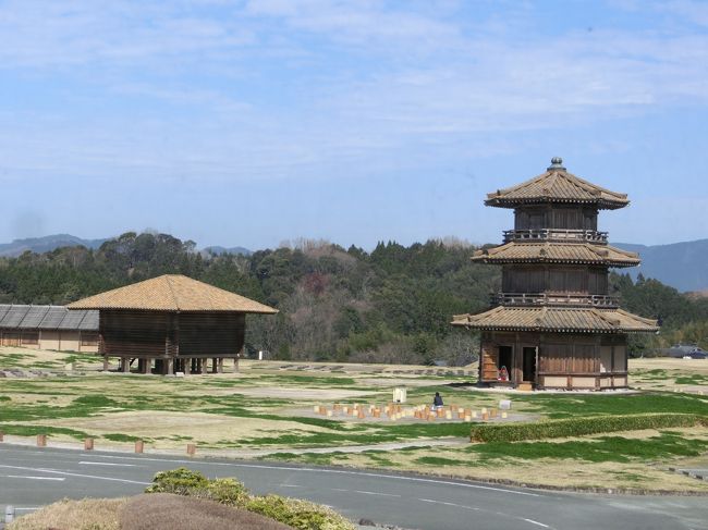 「鞠智城（きくちじょう）」は「山鹿市と菊池市」にまたがる「台地状の丘陵」に「７世紀（推定）」に「大和朝廷（推定）」によって築かれた「古代山城（朝鮮式山城）」です。<br /><br />写真は「温故創生館の２階」から見た「鼓楼（復元）」と「米倉（復元）」です。