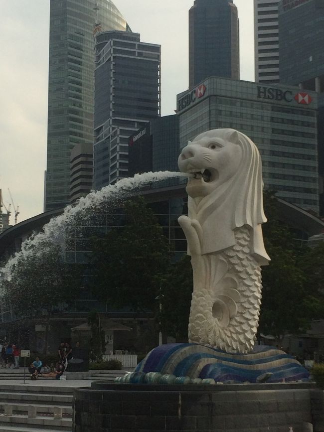 初アジア旅行はシンガポール。<br />2005年コペンハーゲン・人魚姫像<br />2008年ブリュッセル・小便小僧<br />世界三大がっかりのふたつは既に観ていたのですがヨーロッパ旅行ばかりでシンガポール・マーライオンは遠く…いい加減クリアしておこうと思い立ち、突然決めた旅。