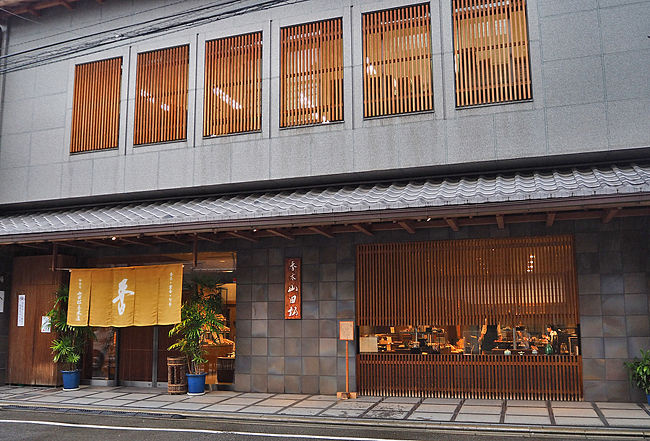 松栄堂本店から山田松香木店へ歩いてみました。青山に松栄堂支店ができて、月1回お香を楽しむ会に出ています。NHK文化センターの聞香の席にも、参加してみました。嗅覚が良いと思っているので、もう少し違いが分かるち高を括っていましたが、微妙な匂いの違いは、経験を積まないと分からないと思いました。香水の調香はエッセンスの匂いが強いため、分かり易いのですが、香木は同じ木でも、削る箇所によって、臭いが異なります。聞香は次第に嗅覚が鈍ってきます。奥の深い香道です。
