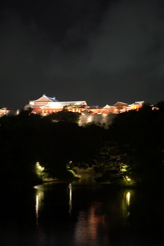 台風16号と17号の狭間を旅した沖縄４日間（7）首里城の見学でツアーは終わり、「四つ竹」で琉球舞踊を鑑賞し獅子に頭を噛まれる。