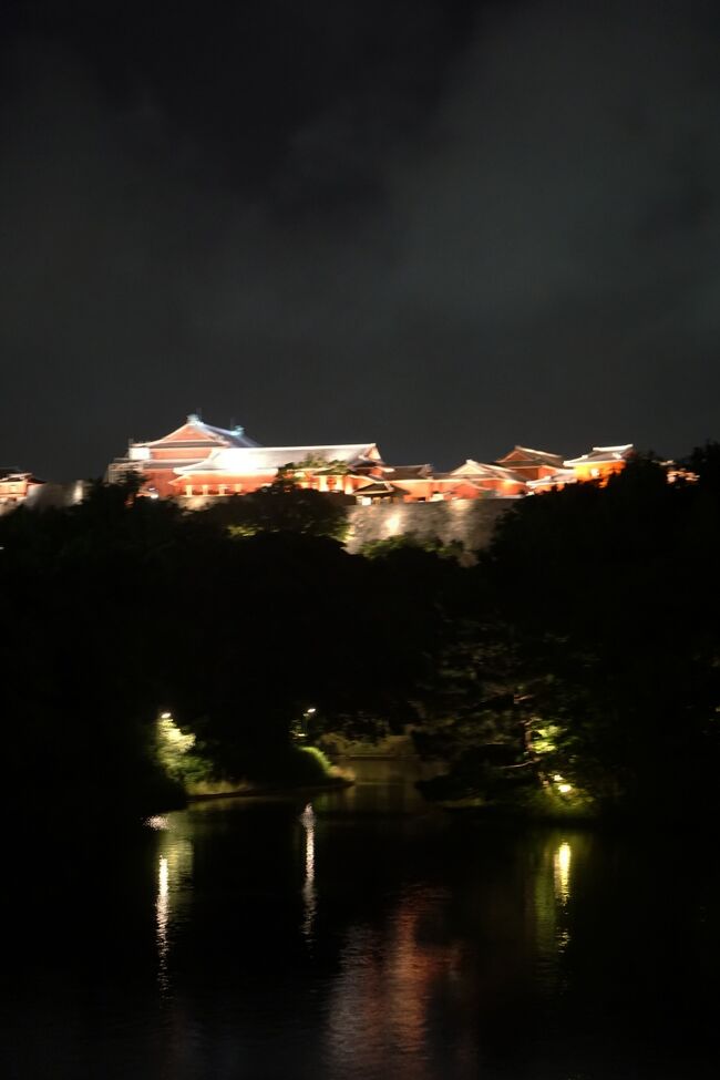 県庁前で集合した後はバスに乗って「首里城公園」に移動します。地下の駐車場から表に出ると「守礼の門」が目の前に見えました。ここまでは昔来たことがありましたが、当時は「首里城」は再建されてはおらず、先に行った記憶は全くありませんでした。門の周りには紅型に花笠を被った女性がいて、記念写真を撮ると法外な金額を請求されるなんて話があったことを思い出しました。現在はそんな商売は認められないのか閑散としたイメージでした。ここからはバスガイドさんの案内で首里城内を見学します。正殿までみんなで移動してここからの有料エリアは希望者だけでした。この建物が修復されて以来ずっと来たいと思っていたので感無量でした。また今年は夏にベトナムの阮王朝の王都だった順化(フエ)を旅していたので、琉球王朝との比較も出来て勉強になりました。首里城の観光が終わると昔の日航グランドキャッスル、この7月から「ダブルツリーヒルトン首里公園」へ向かい他のツアーの方とはお別れです。このホテルに1泊延泊される方は他に3組だけで、2泊3日の方はこのまま那覇空港へ向かわれて東京に戻ります。午後4時前に部屋に入れてゆっくり出来たのは良かったです。本当は4時からの首里城の琉球舞踊を見たかったのですがさすがに時間が無くて諦めました。後で考えればタクシーを飛ばせば間に合ったかもしれません。予約した夕食は午後8時なので妻と母は部屋でゆっくりして、1人で首里公園周辺を散歩してみましたが、まずはホテルからの登り道が大変なことに気付きました。更に首里城まで登った後は反対側の「金城町(きんじょうちょう)石畳道」へ行きましたが、石畳を下りながらこの後どうしようと考えました。案の定下まで降り切るとタクシーも走っておらず、結局別のルートで山道を歩くことになりました。そのホテルまで戻る道の長いこと…。今回の旅で一番疲れました。部屋に戻って一休みしてタクシーで国際通りの「四つ竹」に向かいました。そのまま行くのは勿体無いので「龍潭」で車を停めてもらい、池に浮かぶ真っ赤な首里城も見ることが出来ました。午後8時に入った四つ竹は我々以外に3組ほどのお客さんがいなかったので、ステージの一番前の良い席に通されました。最初に沖縄の宮廷料理風の食事をいただきます。30分もすると琉球舞踊が始まります。四つ竹は久米に本店があり、そちらでも良かったのですが、料理は国際通りの方が良さそうだったのでこちらを予約しました。後で分かったのですが国際通りの店の踊りは現代風にアレンジしたものだそうです。伝統的な舞踊を希望の場合は本店の方が良いみたいです。もちろん獅子舞やエイサーもあって楽しい時間を楽しめました。