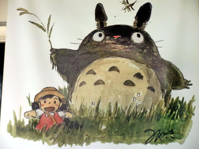 東京と埼玉にまたがる狭山丘陵は、アニメ映画 『 となりのトトロ 』 の舞台のモデルの一つになった場所として知られています。<br /><br />首都圏に残された緑の孤島と言われる狭山丘陵には、武蔵野の里山の美しい景色が残っており、ゆるやかな丘と谷が続く里山には、オオタカやタヌキなどの動物が住み、四季折々の植物も楽しめます。<br /><br />狭山丘陵のこのような自然環境と文化財を守るために、全国から寄せられた寄付をもとに、所沢を中心に用地取得された一帯が 「 トトロの森 」 です。<br /><br />今回は、 「 トトロの森 」 に関係がある 「 クロスケの家 」 と 「 さいたま緑の森博物館 」 を訪れてみました。<br /><br /><br />写真は、 「 クロスケの家 」 の 「 蔵 」 の入り口にある案内幕の絵。<br /><br />「 トトロ 」 と 「 メイ 」 を見ると、映画を思い出しますね。
