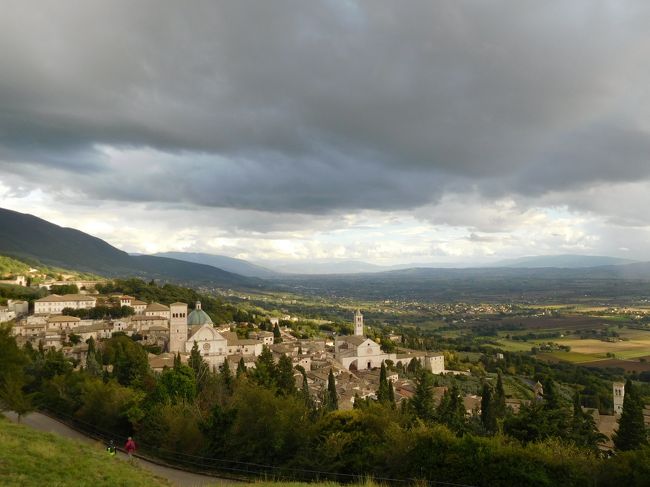 大好きなイタリア。<br />渡伊5回目となる今回は、イタリアの比較的小さな町を巡ることにしました。<br />巡った町は、アッシジ、フォリーニョ、フィリーネヴァルダルノ(アグリツーリズモ)、ラヴェンナ、ボローニャ。<br />日本で調べる限り、情報が少ない町もあるので、旅行記を残します。<br />父と夫はお留守番の、母と妹との家族旅行。妹はイタリア在住経験あり、私はイタリア語の猛勉強中。<br /><br />今回の個人旅行で持って行って良かったものの一つがWifiルーター。ホテルはWifiが飛んでいましたが、全て電車移動だったため、車内で乗り換え情報などを検索する際に役立ちました。<br />Trenitalia社からViaggia Trenoというウェブアプリがリリースされており、それが意外と(?)役立ちました。