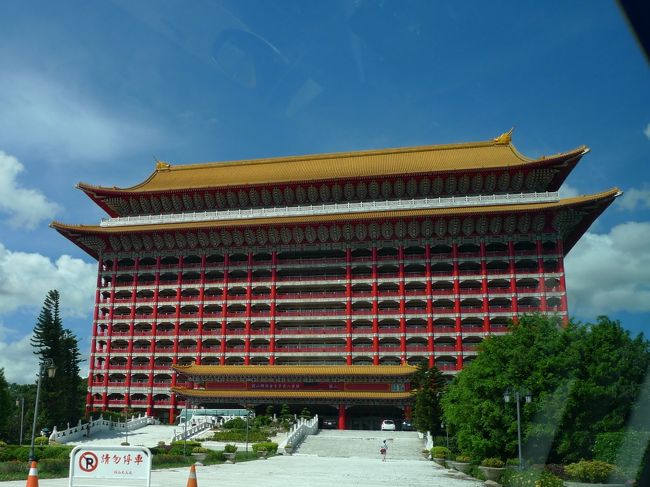 2003年9月以来13年ぶりの台北<br />故宮、中正紀念堂、龍山寺、忠烈祠、行天宮の観光スポットには行ってるので今回はパス。<br />新幹線で台南に行くつもりでホテルを予約していたが、9月は台風シーズンだと気がついて台北だけに変更した。<br /><br />飛行機は3万円以内と安く手に入ったが、台湾はホテルが高いのに驚いた。<br />アレコレ安いホテルを探していたら、楽天トラベルで圓山の一番安いカテゴリーで朝食付き4,878元、2連泊以上でプレステージフロアにアップグレード(ラウンジ利用可)、ミニバーフリーというキャンペーンを発見。<br />話が上手すぎると思ってよく読んだら、プレステージフロアの窓なし部屋で、ラウンジもコーヒーとクッキー程度らしい。<br />それでも圓山のプレステージフロアというものに期待することにした。<br /><br />その後、エクスペディアやagodaでもっと安いプランが出てきたが、2連泊以上でプレステージフロアにアップグレードは楽天トラベルだけだった。<br />