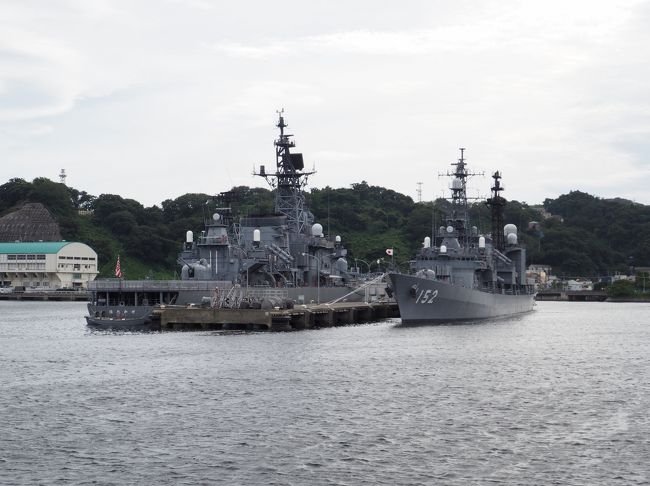 今回の東行、いよいよ追い込みモードに。<br /><br />横須賀での運慶仏の拝観、そのあとはどうしようと。<br /><br />出発も迫ったあたりで、いろいろ調べていると、「軍港めぐり」が〜、インターネットで見つけたのです。<br /><br />舞鶴でも同様な「海軍ゆかりの港めぐり遊覧船」というのがありますが、機会がありませんでした。<br /><br />そこですぐ予約しました。<br /><br />東行、いままでは主に社寺仏閣、そして仏像といった感じで進んできましたが、とりは趣をかえて軍艦見学となります。<br /><br />なにか新鮮ですね。<br /><br />【写真は、海上自衛隊の護衛艦「やまぎり」と「はたかぜ」です。】