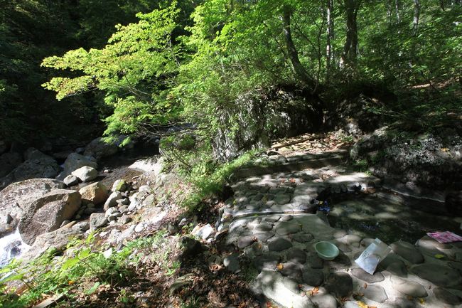 10月2日、国道398号線（冬季通行止め）を北上し、宮城県栗原市花山から湯浜峠を越え湯浜温泉へと徒歩で下る途中にある川沿いの露天風呂にはいり、紅葉狩りの観光客の車が道路まではみ出して混雑する須川温泉を見下ろすオンドル小屋でごろり。