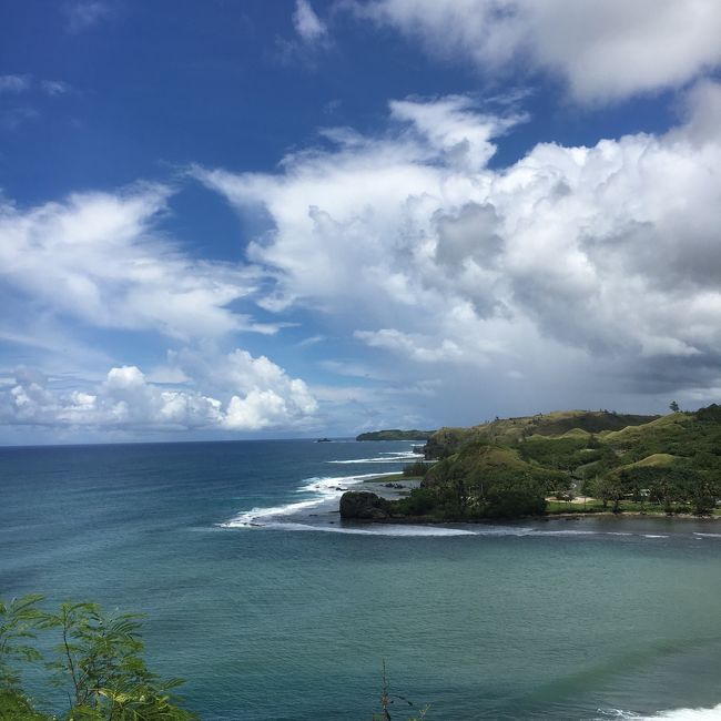 運悪く到着日に発生した台風18号の影響で雨も多かったですが、<br />グアムで経験した雷雨も旅の良い思い出となっています。<br />ただ、終日雨ということは1日もなく、マリンスポーツやドライブの時は晴れて素晴らしいグアムの景色を満喫することができました。<br /><br />タモン中心街でショッピングやグルメを楽しむのも良いですが、やはりグアムはマリンスポーツを楽しんだりレンタカーで遠出をして手付かずの自然を堪能することがオススメです。<br /><br />個人的にはドライブで南部の方を回りグアムを一周したことが非常に思い出深いです。グアムは70%が未開拓とのことですが、その通りで自然豊かな景色がどこまでも広がっていて至る所で目を奪われました。<br />しばらく何も考えずにボォーっとしてたい場所がたくさんありました。<br />途中、美味しいご飯屋さんに立ち寄ってローカルの雰囲気を味わえたのも良い思い出です。<br /><br />4泊5日。<br />様々なグアムを満喫し、たくさん癒されました。<br />次はもっと晴れたグアムを満喫したい!