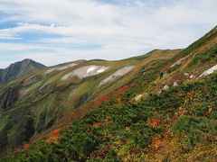 飯豊山　青空と紅葉前線を追いかけて＜何と日本海までも見れました＞♪　川入から　　