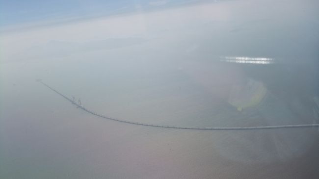 ２０１７年には香港からマカオを結ぶ橋が完成しますね。<br />港珠澳大橋（ホンコン・ジュハイ・マカオ・ブリッジ）<br /><br />２７年前、香港からマカオへ船で渡りました。<br />私は船が苦手のため、もう二度とこの船には<br />乗らないと誓ったものです。<br /><br />今回、成田からマカオへ直通のマカオ航空が出ており<br />香港経由でマカオに行くことなく<br />船に乗ることなく<br />マカオへ到着できました。<br /><br />４泊５日のマカオの旅を満喫できました。<br /><br />いつかまた年をとってマカオに出かけたいと思います。<br />その時は、香港へも橋で渡りたいと思います。<br /><br />香港マカオをつなぐ橋を空から眺めました。