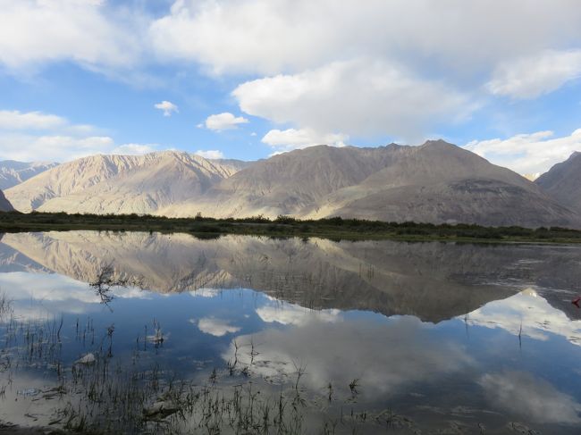 ラダックは、インド北部に位置する、平均標高3,500mの山岳地帯。中国のチベット自治区よりも、チベットらしさが残っていると言われている一帯。<br /> 2006年9月に初めて訪問し、ラマユル、アルチ、スミス等でゴンパ(僧院)を観光。<br /> その時の記録は、こちら→ http://4travel.jp/travelogue/11060032<br /><br /> 今回は、「ヌブラ谷とパンゴン・ツォ」のツアーに参加。<br /> ラダックの中心地レーから、標高5,000m以上の峠を越えて、ラダック北部にある渓谷地帯ヌブラを訪れる。パナミック、フンダル、デスキットでゴンパ(僧院)を参拝した後、再度、峠を越えて、下ラダックのスムダ・ドでキャンプ泊。最後に、インド映画『きっと、うまくいく』のラストシーンで有名なパンゴン・ツォ(「ツォ」は湖の意味)を観光した。<br />