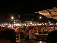 イスタンブールから一緒の４人組と会って、一人旅の素晴らしさを思う。＠フナ広場/マラケシュ/モロッコ