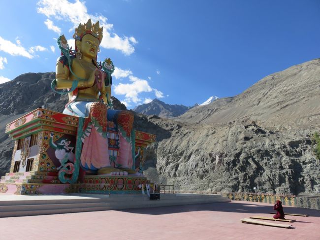 ラダックは、インド北部に位置する、平均標高3,500mの山岳地帯。中国のチベット自治区よりも、チベットらしさが残っていると言われている一帯。ここを、2006年9月に初めて訪問して以来、十年振りに訪れた。<br /> 今回は、「ヌブラ谷とパンゴン・ツォ」のツアーに参加。<br /> ラダックの中心地レーから、標高5,000m以上の峠を越えて、ラダック北部にあるヌブラを訪れる。パナミック、フンダル、デスキットでゴンパ(僧院)を参拝した後、再度、峠を越えて、下ラダックのスムダ・ドでキャンプ泊。最後に、インド映画『きっと、うまくいく』のラストシーンで有名なパンゴン・ツォを観光した。<br />