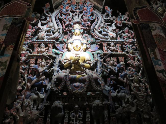 ラダックは、インド北部に位置する、平均標高3,500mの山岳地帯。中国のチベット自治区よりも、チベットらしさが残っていると言われている一帯。ここを、2006年9月に初めて訪問して以来、十年振りに訪れた。<br /> 今回は、「ヌブラ谷とパンゴン・ツォ」のツアーに参加。<br /> ラダックの中心地レーから、標高5,000m以上の峠を越えて、ラダック北部にあるヌブラを訪れる。パナミック、フンダル、デスキットでゴンパ(僧院)を参拝した後、再度、峠を越えて、下ラダックのスムダ・ドでキャンプ泊。最後に、インド映画『きっと、うまくいく』のラストシーンで有名なパンゴン・ツォを観光した。<br />