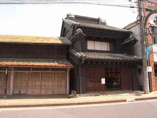 木材流通の中継地として栄えていた飯能はその名残があって、道々を適当に歩くと引っかかりのある風景に出会うことができる。それは地元の人たちが「まちなか」と呼んでいるエリアで、伝統的建造物群のような特別な趣があるわけではないけれど、生活感のある街並みが楽しい。おいしいうどん屋さんや和菓子屋さんを見つけることもできる。