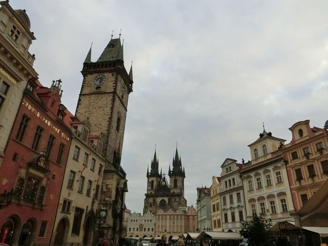 プラハでの初めての夜が明けました。朝食前にこのあとのツアーの観光ではまわらないような所を朝散歩。