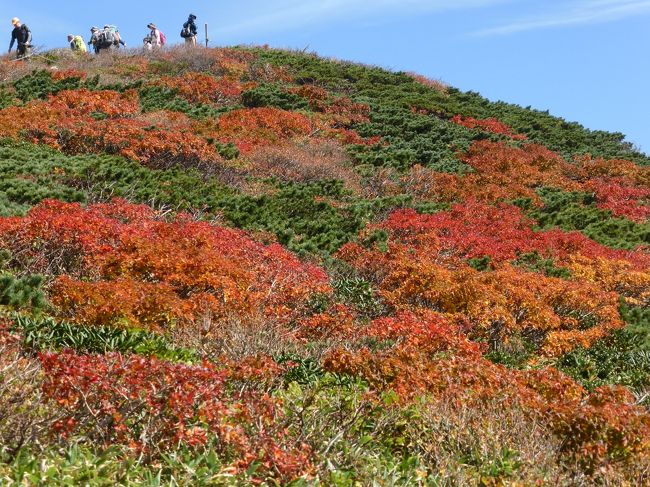 　栗駒山には2009年の10月（内陸地震の翌年）に登っています。この年は一ノ関駅まで須川高原温泉の送迎があり、自炊部に4泊（最終日は旅館部の食事付き）し、須川コースを往復しました。紅葉は昭和湖から名残ヶ原辺りが見頃で、今まで見た紅葉の中で一番きれいで素晴らしかったと心の残っています。今年、どこに紅葉を見に行こうか考えた時に、もう一度栗駒山の紅葉を見たいと思い、8月に須川高原温泉に電話。旅館部は満室だったので自炊部を3泊予約しました。<br /><br />　その2。初日に栗駒山の中央コースから須川コースを歩き、須川高原温泉の自炊部に宿泊。2日目も天気は良さそうなので、とりあえず須川コースを登り、昭和湖までは行くつもりで8時に出発しました。