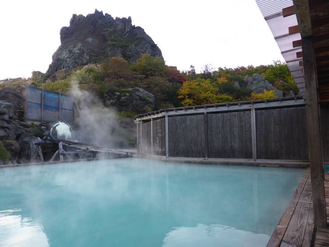 　栗駒山には2009年の10月（内陸地震の翌年）に登っています。この年は一ノ関駅まで須川高原温泉の送迎があり、自炊部に4泊（最終日は旅館部の食事付き）し、須川コースを往復しました。紅葉は昭和湖から名残ヶ原辺りが見頃で、今まで見た紅葉の中で一番きれいで素晴らしかったと心の残っています。今年、どこに紅葉を見に行こうか考えた時に、もう一度栗駒山の紅葉を見たいと思い、8月に須川高原温泉に電話。旅館部は満室だったので自炊部を3泊予約しました。<br /><br />　その3。2日目も天候に恵まれ結局山頂まで登り、須川コースを往復。思う存分紅葉を楽しんで下山しました。3日目は須川高原温泉と栗駒山荘の温泉にゆっくりと浸かり、疲れを癒しました。（特にここでは須川高原温泉の自炊部を詳しくご紹介します。）最終日は路線バスで厳美渓へ。美しい渓谷美を見た後、一ノ関のふじせいさんで昼食。早めの新幹線で一ノ関から帰りました。