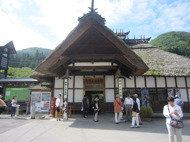 会津鉄道湯野上駅から芦ノ牧温泉駅までの鉄道の旅。<br />大内宿を後にして会津鉄道湯野上駅を目指した。湯野上駅は茅葺きの和風の駅で駅周辺を散策していると足湯があり数人足湯をしていたり除雪車らしき列車もあった駅周辺は田舎の駅と言う感じであった。。