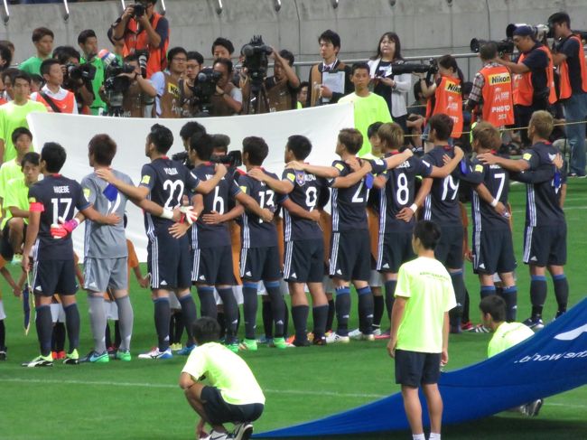 10月6日(木)ロシアW杯アジア最終予選 <br />日本VSイラクを観戦しました。<br /><br />チケットは、対戦相手イラクから返還分チケット<br />の販売(9月22日)があり、カテゴリー5(自由席)<br />が取れました。<br /><br />前日(5日)に大阪でルヴァンカップ準決勝第1戦<br />ガンバ大阪VS横浜F・マリノスを観戦しました。<br />自宅からではなく京都から出発します。<br /><br />京都駅発6時48分⇒新横浜駅着8時44分<br /><br />早い時間帯に戻り埼玉スタジアムへ向かいます。<br />(自由席なので、早めに並べばピッチに近い席で観戦が出来る)<br /><br />試合結果は、後半ロスタイムの劇的ゴールで<br />日本が勝利しました。<br /><br />