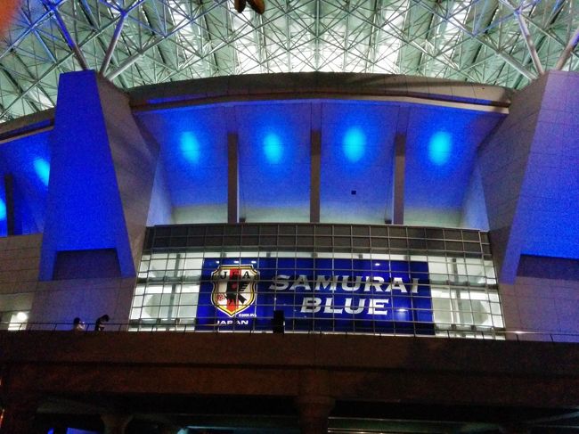 ASIAN QUALIFIERS<br />ROAD TO RUSSIA<br />SAMURAI BLUE 日本代表 vs イラク代表<br /><br />10月6日(木)19:35 Kick-off@埼玉スタジアム2002<br /><br />コンチネンタルタイヤで実施されていた懸賞に9月13日応募。→http://www.continental-tire.jp/www/tires_jp_jp/themes/press-services/pr_2016_09_02_WCQ_ticket_campaign_.html<br />21日に当選メール受信し、22日速達でチケット到着。<br />野球と同様サッカーも興味はありませんが、この先見ることはないでしょうから、埼玉まで足を延ばしました。<br /><br />帰りの混雑がこわかったので、ちょっと早めに帰ったら、逆転で勝利した瞬間を見ることができず残念。
