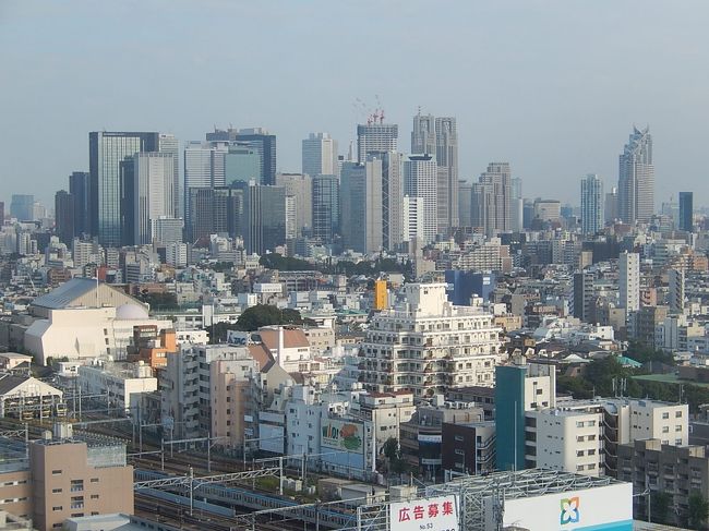 10月7日、午後3時半頃に打ち合わせのために東京・中野サンプラザへ行った。　13階の窓から、新宿の高層ビル群が見られ素晴らしかった。　その後打合せの空いた時間に中野サンプラザ付近を歩き、周辺の風景を写真撮影した。<br /><br /><br /><br />*中野サンプラザ13階から見られた新宿高層ビル群<br />