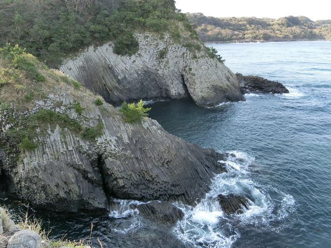 「玄海国定公園」は「福岡、佐賀、長崎各県の玄界灘沿岸」に位置する「松原（虹の松原、三里松原、古賀ノ松原、生の松原、幣の松原）」や「玄武岩」による「海食地形などの自然景勝地」で形成されている「国定公園」です。<br /><br />写真は「唐津市」の「九州有数のリアス式海岸の一部」である「めがね岩」です。