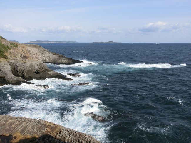 「玄海国定公園」は「福岡、佐賀、長崎各県の玄界灘沿岸」に位置する「松原（虹の松原、三里松原、古賀ノ松原、生の松原、幣の松原）」や「玄武岩」による「海食地形などの自然景勝地」で形成されている「国定公園」です。<br /><br />写真は「唐津市」の「九州有数のリアス式海岸の一部」である「屋形石の七ツ釜」です。