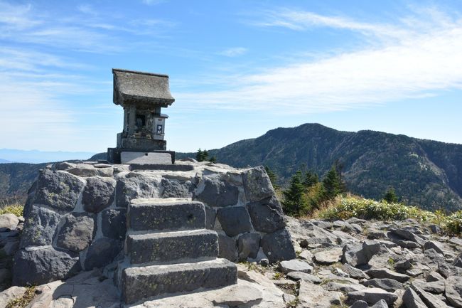 最近重度の好山病です。。<br /><br />つい先日立山登って来週も青森に紅葉登山予定なのに、快晴予報の日に急遽休みが取れたので、居ても立っても居られなくなり、また山へ。。<br /><br />今回は午前に眺望がバツグンに良いとウワサの百名山である四阿山(あずまやさん)と花の百名山である根子岳(ねこだけ)、午後にこれも百名山の草津白根山(本白根山)に一人で登ってきました。<br /><br />四阿山はビューがとんでもなく素晴らしかった!<br /><br /><br />コースタイム<br />●四阿山・根子岳<br />6:16菅平牧場登山口-8:53四阿山9:14-10:25根子岳10:46-11:48菅平牧場登山口<br /><br />●草津白根山<br />13:22白根火山ロープウェイ山頂駅-13:55鏡池14:00-14:21白根山展望台-14:38本白根山遊歩道最高地点14:45-15:20白根火山ロープウェイ山頂駅<br /><br /><br />ちなみに過去の4トラ山行記録は<br />立山<br />http://4travel.jp/travelogue/11175831<br />久住山(九重)<br />http://4travel.jp/travelogue/11173480<br />白馬縦走<br />http://4travel.jp/travelogue/11168481<br />月山<br />http://4travel.jp/travelogue/11166353<br />鳥海山<br />http://4travel.jp/travelogue/11166042<br />焼岳<br />http://4travel.jp/travelogue/11162234<br />伊吹山<br />http://4travel.jp/travelogue/11155663<br />仙丈ケ岳<br />http://4travel.jp/travelogue/11154161<br />日光白根山<br />http://4travel.jp/travelogue/11149564<br />会津磐梯山<br />http://4travel.jp/travelogue/11138374<br />雲取山<br />http://4travel.jp/travelogue/11137431<br />上高地<br />http://4travel.jp/travelogue/11128205<br />浅間・黒斑山<br />http://4travel.jp/travelogue/11111982<br />上州武尊山<br />http://4travel.jp/travelogue/11109580<br />霧ヶ峰(車山)&北横岳<br />http://4travel.jp/travelogue/11095764<br />赤城山<br />http://4travel.jp/travelogue/11090094<br />丹沢山<br />http://4travel.jp/travelogue/11073135<br />安達太良山<br />http://4travel.jp/travelogue/11063139<br />羅臼岳<br />http://4travel.jp/travelogue/11053099<br />蓼科山<br />http://4travel.jp/travelogue/11040504<br />恵那山<br />http://4travel.jp/travelogue/10947207<br />日光男体山<br />http://4travel.jp/travelogue/10930229<br />富士山<br />http://4travel.jp/travelogue/10804910<br />至仏山<br />http://4travel.jp/travelogue/10802623<br />木曽駒ケ岳<br />http://4travel.jp/travelogue/10791223<br />瑞牆山<br />http://4travel.jp/travelogue/10779780<br />天城山<br />http://4travel.jp/travelogue/10772754<br />両神山<br />http://4travel.jp/travelogue/10725958<br />金峰山<br />http://4travel.jp/travelogue/10704122<br />八ヶ岳・赤岳<br />http://4travel.jp/travelogue/10624791<br />大菩薩嶺<br />http://4travel.jp/travelogue/10621875