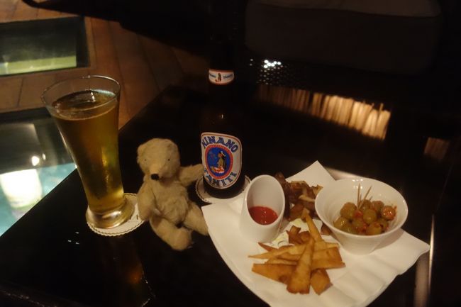 【HINANOビールで乾杯!】<br /><br />ランギロア5日目の夜です。<br /><br />夕刻、ティプタ・パスまで、宿泊先のペンションから1時間弱のサイクリング。野生のイルカのジャンプを見た後、星野リゾートに寄り道し、ビールを一杯!<br /><br />その後、メインダイニングにもお邪魔させて頂きました。