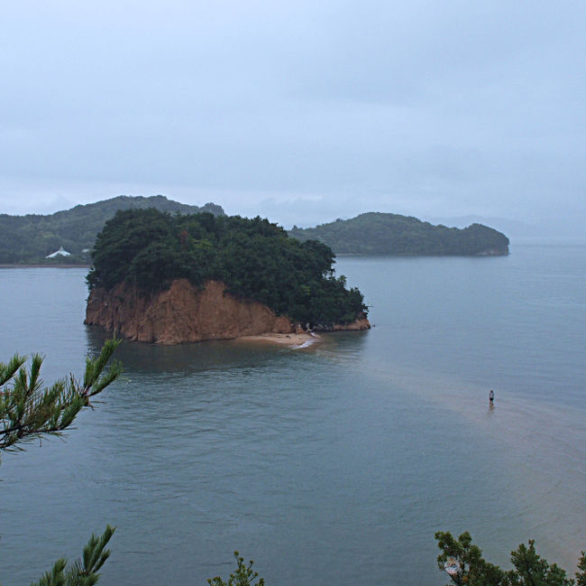 瀬戸内海　島旅最終日。小豆島。<br /><br />朝から雨です。<br />この日は雨だったらアレをやろうと話していました。<br />映画「八日目の蝉」ロケ地巡り。と言っても雨のため行けたのは3カ所のみ。<br /><br />作品は自ら意識して見たのではなく、テレビをつけたら放送してたのを途中から見たのですが(映画の前にドラマも途中の回から)、<br />2回見ても(2回目も途中から見た)嗚咽が叫びになってしまうほどの大号泣ものだったので<br />あのキラッキラの親子愛あふれる場所をたどってみたくなりました。<br /><br />他のロケ地めぐりをしている方の旅行記を参考に<br />印象的だった場面を思い出していきます。<br /><br />映画では誘拐犯役の永作博美には感情移入しっぱなしで、先行きが予測できる不安を伴いながらも、親子ごっこが終わってしまうと知るともう悲しすぎてやりきれなくなるのですが、<br />事を冷静に考えると、一番の被害者で同情するべきは実母さんなので、見る方の生き様によってはちがう印象を持つかもなぁと思える複雑な内容です。<br /><br />ちなみにこの記事は、書き終えたら最初からまた映画を見るつもりなので、あとで変更版をアップしようかと思ってます。