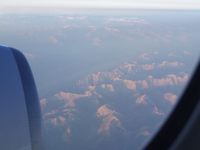 今年の夏の旅行は、2015年9月時点で、カナダ東海岸はプリンスエドワード島に行くべく、チケットも宿も手配していました。しかしながら、諸般の事情により断念。うーん、ANAのマイルを使っちゃわないと･･･。スタアラで行けて、治安の変動が少なさそうなところ･･･、チューリッヒとフランクフルトで取れそう。ふむ、アルザス地方はどうかな？<br /><br />この旅行記は、チューリッヒにたどり着くまでのフライト編です。ちょっと悩んで、エリアはバンコクにしています(入国してないけど。そのうち行くので許して！)。誰に読んでもらいたいのか。。バンコク経由でヨーロッパに行こうとしている人、なんだろうな･･･。<br />