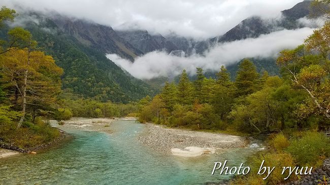 お立ち寄り　ありがとうございます<br />今回は４人で紅葉を見るために上高地から岳沢までの山歩きでしたが<br />岳沢小屋のブログを２日ほど前に見て山道が台風の影響で倒木などあることを知りメンバーの中にはまだ登山に不慣れな人がいたのと天気がイマイチだったので大正池～徳澤園～明神池～河童橋という順番でぐるっと回ってきました！！<br />雨も降っていたので今回は一眼レフは使わずにスマホのカメラのみで撮影しました！！<br />昼頃河童橋に戻り沢渡第２駐車場へタクシーで戻り車で乗鞍高原へ<br />湯けむり館で温泉に入り　そば食べて帰路へ<br />途中　中津川で高速を下りて恵那の川上屋で買い物して帰宅です！<br />今回も天気が・・・<br />最近　週末は天気に恵まれず・・・<br />