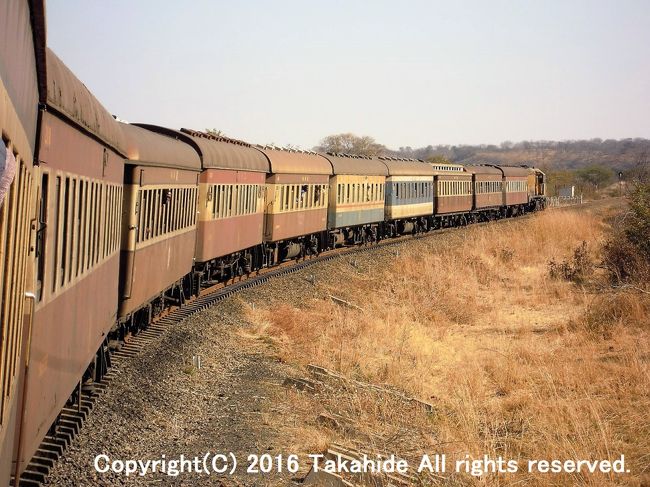 ブラワーヨ(Bulawayo)からの寝台列車でビクトリア・フォールズ(Victoria Falls)へ。<br />結構長い編成で走っています。<br /><br /><br />GPSによる旅程：http://takahide.hp2.jp/Africa/Africa.html<br /><br />ブラワーヨ：https://ja.wikipedia.org/wiki/%E3%83%96%E3%83%A9%E3%83%AF%E3%83%A8<br />ビクトリア・フォールズ行き寝台列車：http://www.seat61.com/Zimbabwe.htm#Bulawayo - Victoria Falls<br />ビクトリア・フォールズ：https://ja.wikipedia.org/wiki/%E3%83%B4%E3%82%A3%E3%82%AF%E3%83%88%E3%83%AA%E3%82%A2%E3%81%AE%E6%BB%9D<br />ビクトリア・フォールズ：http://whc.unesco.org/en/list/509