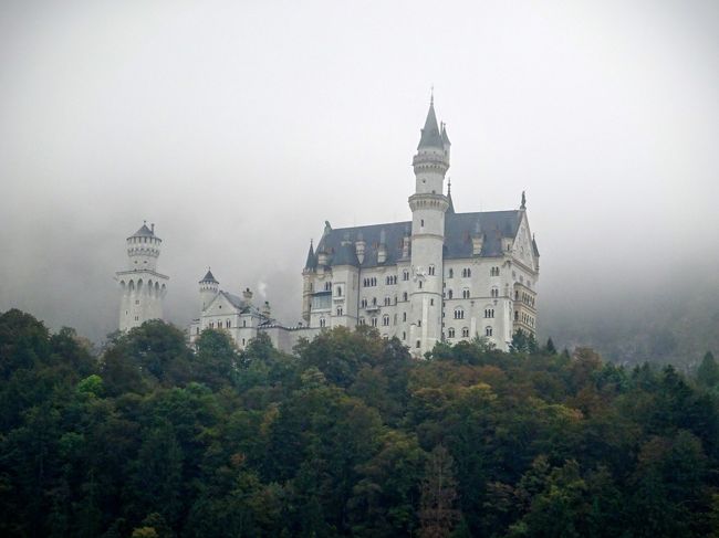 10月の3連休＋休暇1日でオーストリアのインスブルックと南ドイツに行ってきました。<br /><br />3日目はドイツのフュッセンからノイシュヴァンシュタイン城へ。あいにく天気が悪く、着いた時には濃霧で城が見えない状態でした。<br /><br />＜旅程＞<br />【1日目(10/8土)】<br />　羽田0:50→フランクフルト6:00（NH203＝全日空）<br />　フランクフルト8:55→インスブルック10:00（OS278＝オーストリア航空）<br />　インスブルック泊<br />【2日目(10/9日)】<br />　インスブルック8:38→10:00ガルミッシュ・パルテンキルヘン16:04→17:00ロイッテ18:05→18:30フュッセン（鉄道、バス）<br />　フュッセン泊<br />【3日目(10/10月)】<br />　フュッセン14:06→ミュンヘン16:05（鉄道）<br />　ミュンヘン21:25→<br />【4日目(10/11火)】<br />　→羽田15:50（NH218）<br />　羽田17:30→中部18:30（NH85）