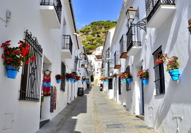 「太陽の国」と賞賛されるスペイン。その中でも最もスペインらしい景観が広がるのが南スペインのアンダルシア地方のコスタ・デル・ソルです。果てしなく続く蒼い空と燦々と降り注ぐ太陽の日射し、陽光を浴びて輝く白い家並、碧さを湛えた地中海・・・。<br />コスタ・デル・ソルの一画を占めるミハスは、まるで絵本から飛び出してきたような丘の上の白い街です。ジブリ作品『魔女の宅急便』の挿入歌『やさしさに包まれたなら』(荒井由実)をつい口ずさんでしまいそうな街です。ミハス山麓の海抜420mの高さに位置し、眩い太陽光を反射して白く輝く家々をぼんやり眺めていると、改めて「スペインに来た!」という実感と、アラブのどこかの国に迷い込んだような錯覚が錯綜し、何とも奇妙な異国情緒に浸ることができます。<br />特にミハスは、海岸線に並ぶ数多あるコスタ・デル・ソルの「白い村」の中でも別格の存在です。地中海とミハス山に挟まれた地理的に恵まれた高所に位置するため、街の端の展望台からは好天時にはアフリカ大陸を望めるほどの素晴らしい眺めや、眼下に広がる地中海の紺碧の海と白い家並のコントラストが愉しめ、「天空に浮かぶバルコニー」と言えます。<br />シエラ・ネバダが北の冷気の盾となり、年間日照日300日以上を誇る温暖な気候のリゾート地です。<br /><br />ミハスの観光MAPです。<br />http://www.turismomijas.es/ja/map-jp/<br /><日程><br />1日目:関空→フランクフルト(LH0741 10:05発)<br /> フランクフルト→バルセロナ(LH1136 17:30発)<br /> 宿泊:4 Barcelona(二連泊)<br />2日目:グエル公園==サグラダ・ファミリア==カサ・ミラ/カサ・バトリョ(車窓)<br /> ==ランチ:Marina Bay by Moncho's==カタルーニャ広場<br /> 15:00?フリータイム<br /> カタルーニャ広場==サン・パウ病院==サグラダ・ファミリア==<br /> カサ・ミラ--カサ・バトリョ--夕食:Cervecer?・a Catalana(バル) <br /> ==カタルーニャ音楽堂<br /> 宿泊:4 Barcelona(二連泊)<br />3日目:コロニア・グエル地下礼拝堂==モンセラット観光--<br /> ランチ:Restaurant Montserrat==ラス・ファレラス(水道橋)<br /> ==タラゴナ観光(円形競技場、地中海のバルコニー)<br /> バレンシア宿泊:Mas Camarena<br />4日目:ランチ:Mamzanil(Murcia)<br /> ==(午後4:00到着)ヘネラリーフェ宮殿<br /> --アルハンブラ宮殿==ホテル Vincci Granada==Los Tarantos<br /> (洞窟フラメンコ)<br /> --サン・ニコラス展望台(アルハンブラ宮殿の夜景観賞)<br />5日目:ミハス散策--ランチ:Vinoteca==ロンダ(午後4:00到着)<br /> フリー散策<br /> 宿泊:Parador de Ronda<br />6日目:セビリア観光(スペイン広場--セビリア大聖堂)==<br /> コルドバ観光(メスキータ--花の小径)-==コルドバ駅<br /> AVE:コルドバ→マドリード<br /> 夕食:China City<br /> 宿泊:Rafael Hoteles Atocha(二連泊)<br />7日目:マドリード観光(スペイン広場<下車観光>==ソフィア王妃芸術センター<br /> ==プラド美術館--免税店ショッピング==ランチ:Dudua Palacio<br /> ==トレド観光(サント・トメ教会、トレド大聖堂<外観>)==<br /> ホテル--フリータイム(プエルタ・デル・ソル、マヨール広場、<br /> サンミゲル市場、ビリャ広場、アルムデナ大聖堂、マドリード王宮<br /> オリエンテ広場 、エル・コルテ・イングレス<グラン・ビア>)<br /> 宿泊:Rafael Hoteles Atocha(二連泊)<br />8日目:マドリード→フランクフルト(LH1123 8:35発)<br /> フランクフルト→関空(LH0740 13:35発)<br />9日目:関空着(7:20)