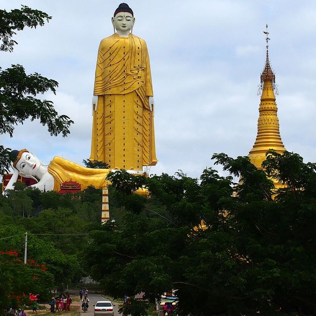 旅行6日目。<br />モンユワ日帰り旅行の後編は、世界最大とされる全長111ｍの寝釈迦仏像（Bodhi Tataung）と、宇宙からもその姿を確認することができるという高さ129ｍの巨大立釈迦仏像（Laykyun Sekkya Buddha）を見るためBodi Tataung村までトゥクトゥクで移動した。<br />ドライバーが「もうすぐ見えるよ」と声がかかり、間もなく現れたのは巨大な仏塔・寝釈迦像・立釈迦像が1つの空間に集まった異質な光景。<br />その圧倒的な存在感はかなり遠くからでも際立っていて、豆粒のように小さく動いてる人間の大きさと比べると一目瞭然！<br />これが見たかったー！！<br />マンダレーへの復路は往路と違って大型バスに乗車することになたので安心したのも束の間、往路のスライドドア開けっ放し走行よりもキツイ爆音BGM地獄が待っていたけど、とても面白い1日だった。