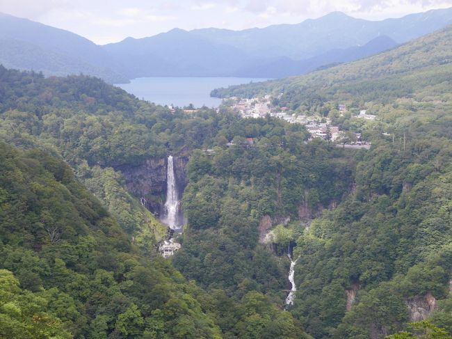 鬼怒川温泉に行ったので、日光にも１泊して、中禅寺湖方面と日光東照宮にも行くことにしました。<br />全員、初めての日光です。<br />この機会にと、クラシックホテルの日光金谷ホテルに宿泊しました。<br />初日は鬼怒川温泉から移動後、レンタカーで中禅寺湖方面にドライブ。<br />写真は、明智平からの華厳の滝と中禅寺湖です。<br />次の日は、帰りの列車の関係があるので、駅近くでの行動ということで日光東照宮などをお参りしました。